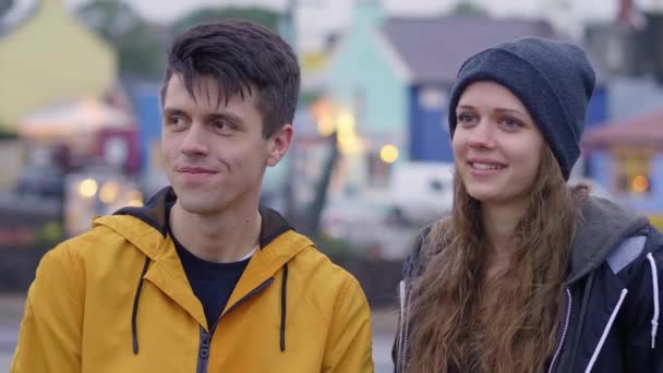 Jovem casal feliz em uma viagem juntos — Vídeo de Stock