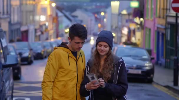 Zwei junge freunde auf einer sightseeing-reise durch irland — Stockvideo