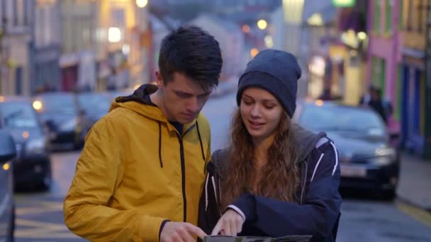 Two friends check the map for directions — Stock Video