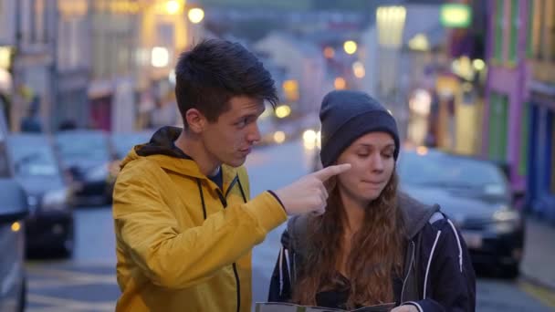 Twee Vrienden Controleren Kaart Voor Een Routebeschrijving — Stockvideo