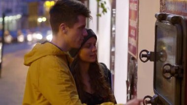 Çift için güzel bir restorana yemeğe benziyor.