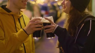 İki arkadaş bir bardak bira ellerinde ile alkış demek