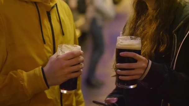 Primer plano de dos amigos bebiendo cerveza — Vídeo de stock