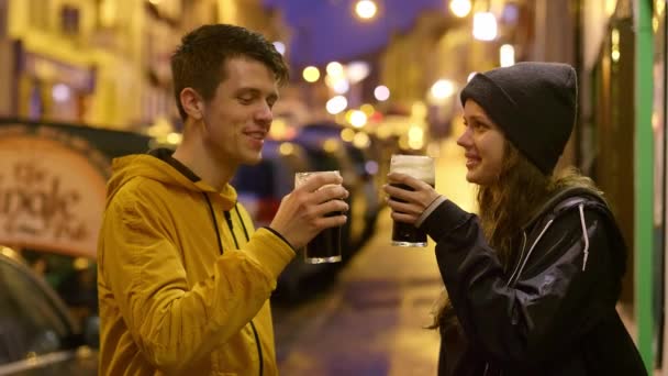 Beber cerveja na frente de um pub em um dia chuvoso — Vídeo de Stock