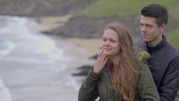 Pareja joven explora la maravillosa naturaleza de Irlanda — Vídeos de Stock