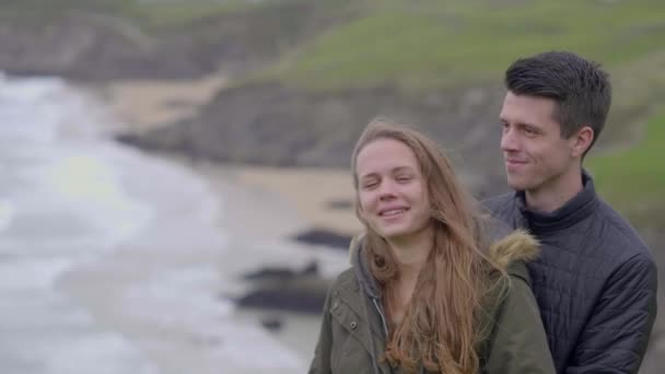 Νεαρό ζευγάρι στην αγάπη στην περιοδεία τους διακοπές μέσω της Ιρλανδίας — Αρχείο Βίντεο