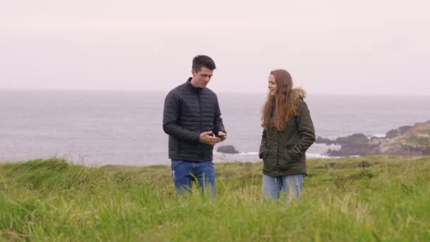 Två vänner på semester i Irland ta en selfie — Stockvideo