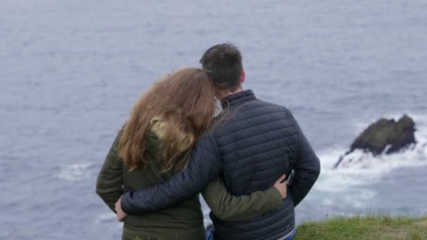 Cena feliz de dois amigos apaixonados olhando sobre o oceano — Vídeo de Stock