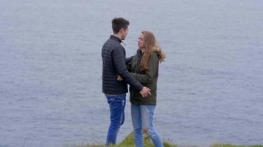 Genç adam teselli üzgün kız arkadaşına verir.