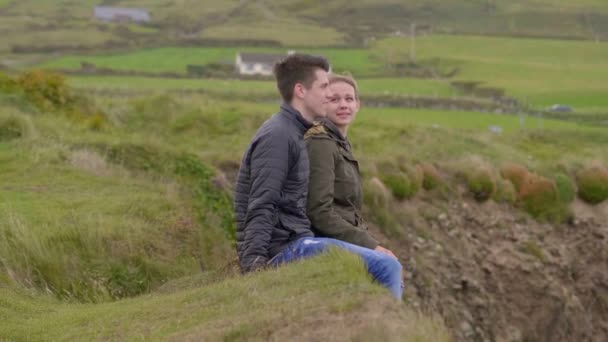 Twee vrienden op een vakantie bij de westkust van Ierland — Stockvideo