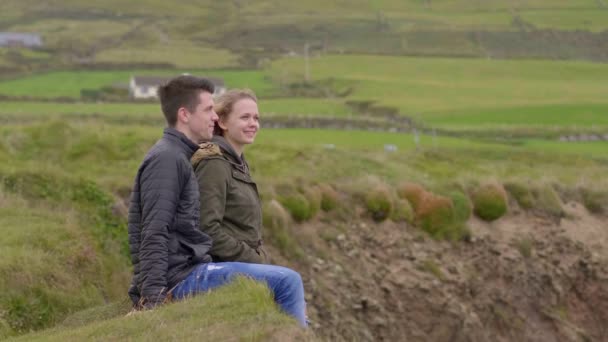 Lyckliga paret på en semesterresa till Irland — Stockvideo