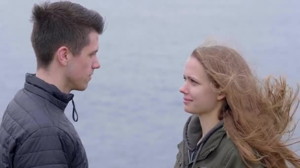 Молодой парень и его девушка смотрят друг на друга — стоковое видео