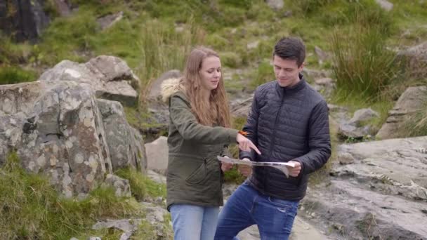 Uitstapje via Ierland - twee vrienden de kaart controleren — Stockvideo