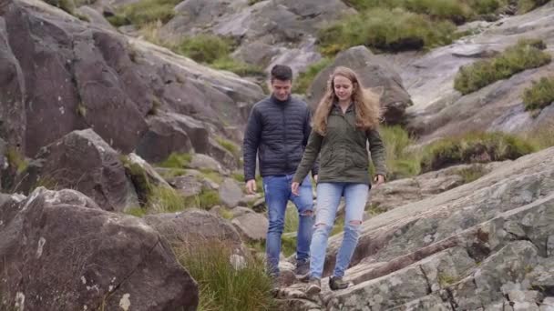 Dva přátelé na dobrodružné cestě do Irska — Stock video
