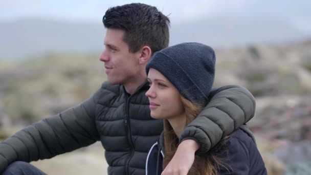 Νεαρό ζευγάρι στην αγάπη απολαμβάνει το χρόνο μαζί — Αρχείο Βίντεο