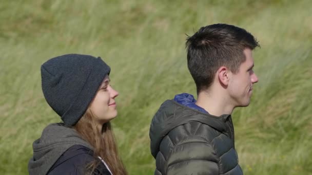 Meisje knuffels van haar vriendje en geniet van de tijd die ze samen hebben — Stockvideo