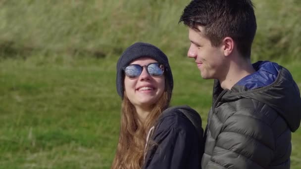 Junges verliebtes Paar genießt die gemeinsame Zeit — Stockvideo