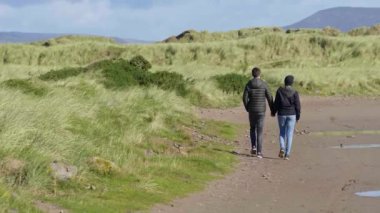 İrlanda'nın yeşil çim el ele adımlarında bir gezinti