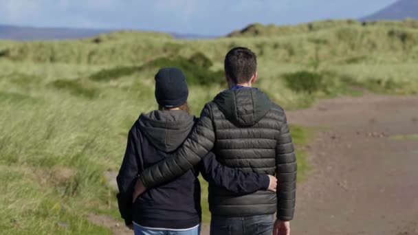 Zwei Verliebte Freunde Genießen Den Entspannten Spaziergang Durch Das Grüne — Stockvideo