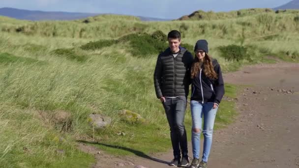 Två vänner på deras semesterresa till Irland — Stockvideo