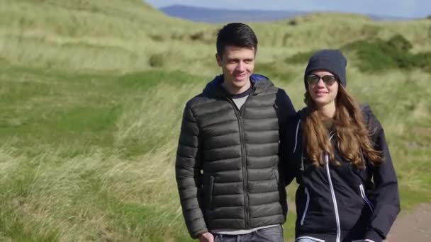 Dois amigos em sua viagem de férias à Irlanda — Vídeo de Stock