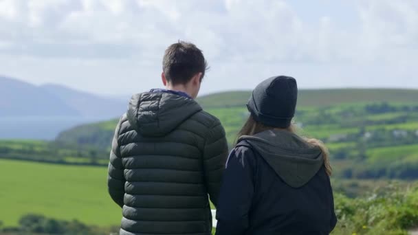 Coppia durante un tour escursionistico in Irlanda — Video Stock