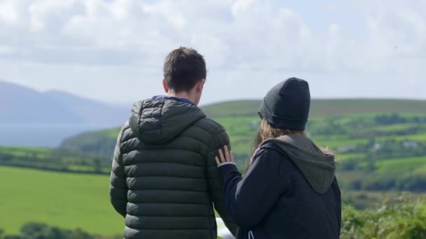 Casal explora a grande natureza da costa oeste irlandesa — Vídeo de Stock