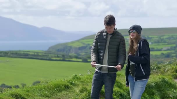Two friends on a sightseeing trip through Ireland — Stock Video