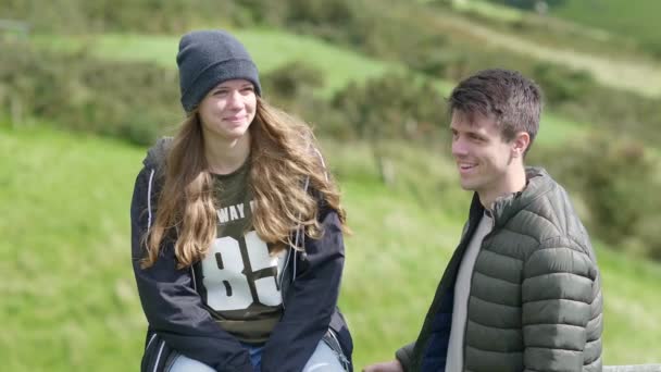 Ungt par har det fantastiska landskapet i Irland — Stockvideo