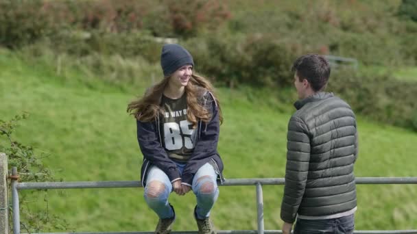 Couple travels through Ireland — Stock Video
