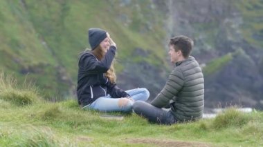 İrlanda üzerinden seyahat ederken eğlenceli çift vardır