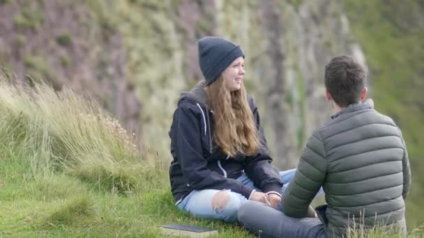 Twee vrienden hebben plezier en genieten van hun tijd samen — Stockvideo