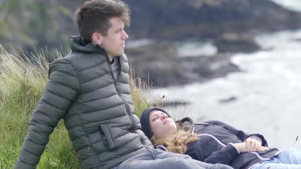 Un momento de relax para una joven pareja en el océano — Vídeo de stock