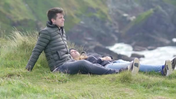 Twee vrienden rusten op de Atlantische Oceaan op een zonnige dag — Stockvideo
