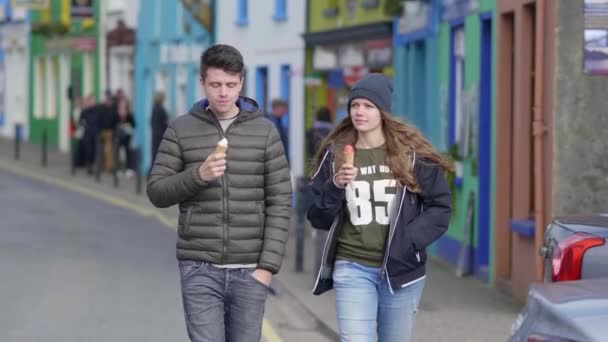 İki arkadaş derecik şehir merkezi içinde dondurma yemek — Stok video