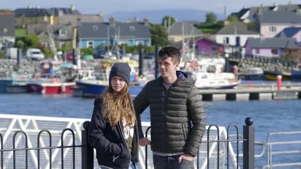 Junges Paar genießt die Besichtigungstour durch Schlauchboot-Irland — Stockvideo