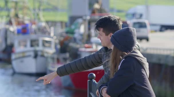 Two friends on a sightseeing tour at the harbor of Dingle — Stock Video