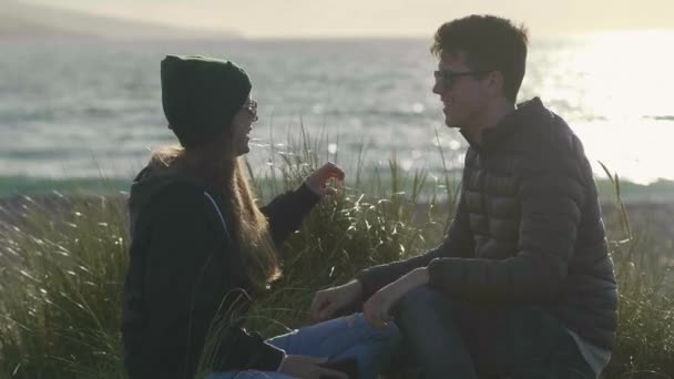 Mutlu çift sahilde günbatımı bekler — Stok video