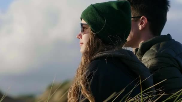 Paar houdt de reis naar Ierland — Stockvideo