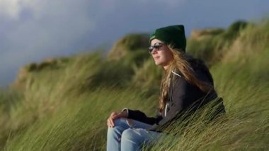 Güzel kız sessizlik reed otların arasında otururken sahiptir