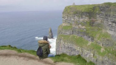 Kız Moher harika uçurumların kenarında otururken hoşlanır