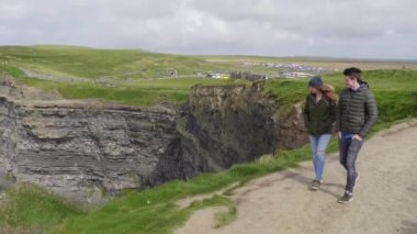 Moher kayalıklarla İrlanda boyunca iki arkadaş yürüyüş