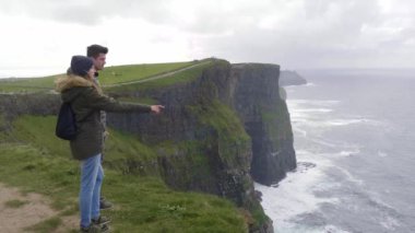 İki arkadaş Moher kayalıklarla için seyahat