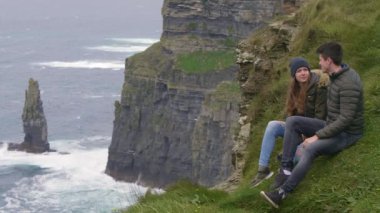 Genç çift, Moher kayalıklarla