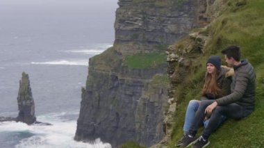 Aşık çift muhteşem manzarası Moher uçurumlar sahiptir.