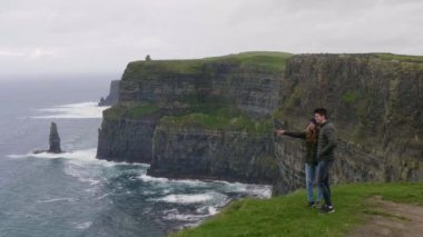 Moher uçurumun kenarında iki arkadaş yürüyüş