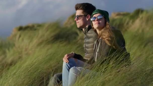 Dos amigos se divierten en Irlanda — Vídeos de Stock