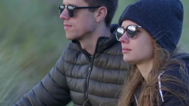 Молодая женщина путешествует со своим парнем в Ирландию — стоковое видео