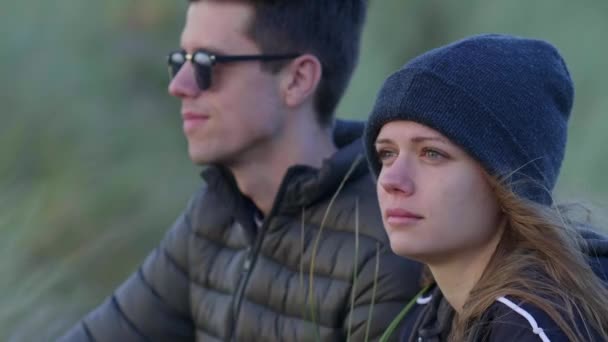 Fechar a foto de um casal jovem e bonito — Vídeo de Stock