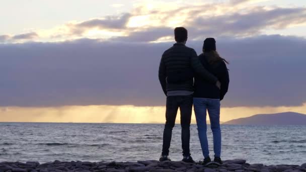 Paar aan de Atlantische Oceaan op zonsondergang — Stockvideo